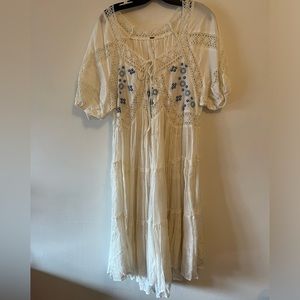 Flowy linen dress with lace details. Fits like a M. Very oversized.